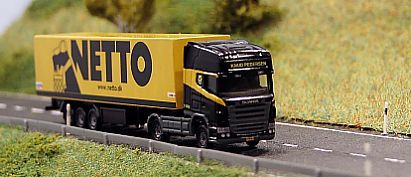 1446_Herpa_SCANIA_Koffer-Sattelzug_NETTO_vorn_Internet